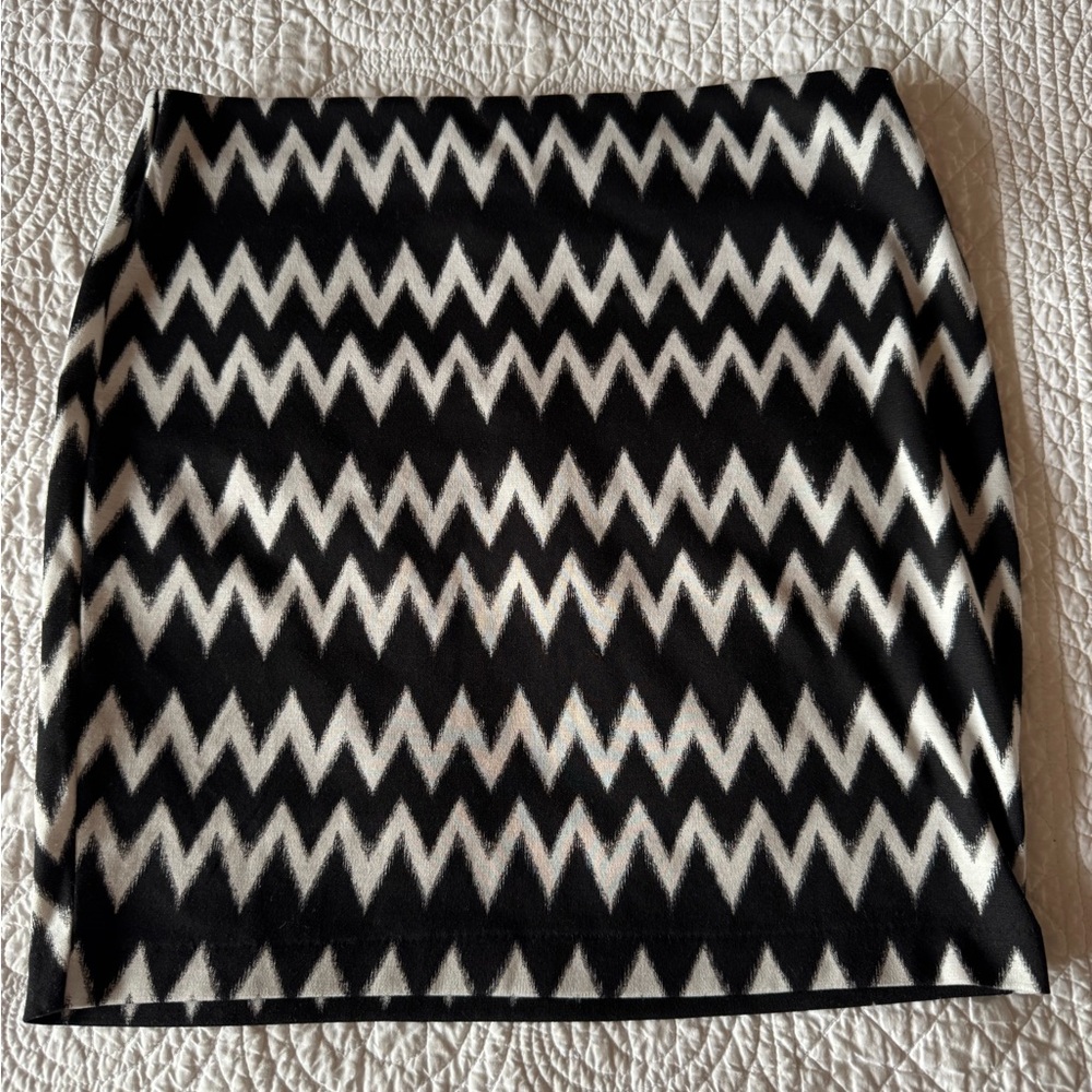 H&M Black and White Chevron Mini Skirt